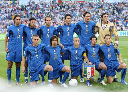 春节我们看完春晚再看足球圈里的帅哥，内含帅你一脸的卡卡