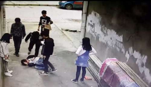 厉害!瘸腿青年深藏不露,面对歹徒几脚就踹翻了