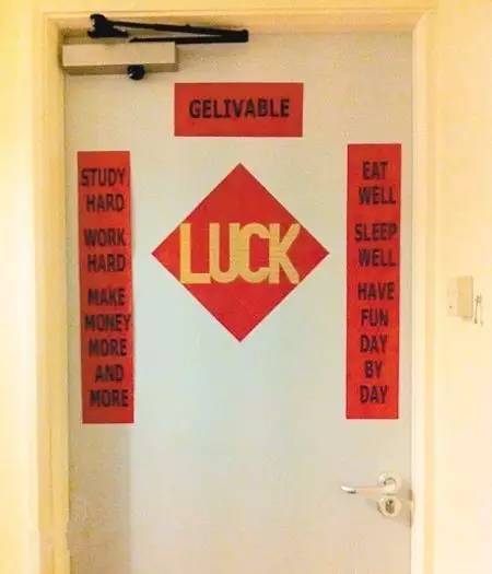 各种奇葩春联大全,奇葩的门神