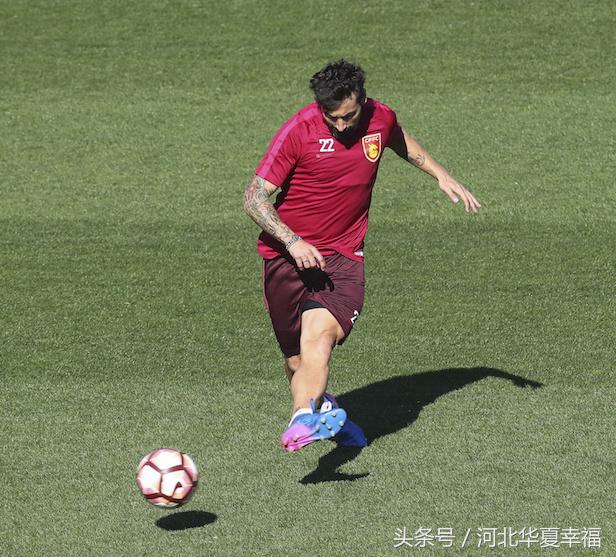 众将勤练佩帅开小灶阿洛“飞鞋”戏耍门将（GIF）