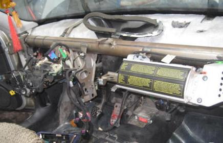 老婆说：晴天后车里总是湿湿的，找师傅拆开一看，不想说话了！