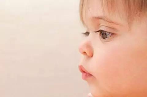 三岁宝宝上火眼屎多喝什么降火,宝宝上火眼屎多怎么推拿