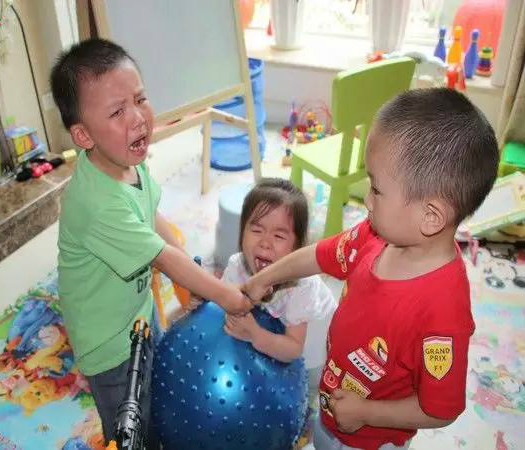 熊孩子家长理直气壮要求玩伴“分享”玩具，不“分享”竟被骂小气