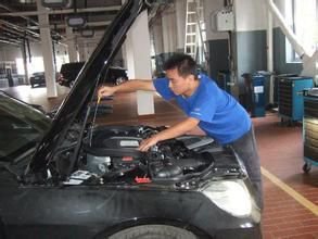 女司机：晴天后车里总是很潮湿，维修工拆开一看，说不出话了！