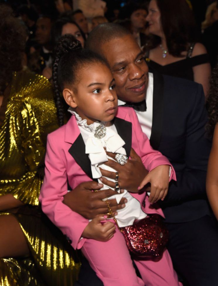 小七拎1.6万潮包捧场妈咪贝嫂时装秀，碧昂斯之女潮包1.3万