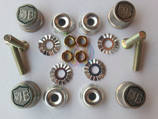 车牌照螺丝钉规定装几个,车牌只有两个孔位怎么装四个螺丝