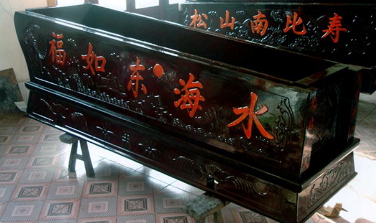 梦到棺材和死人预示什么,梦到抬起棺材去埋是凶还是吉