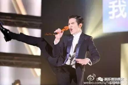 张杰下腰歌唱,张杰大张伟开场舞