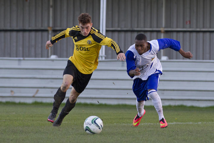 踢了很久足球但踢的不是很好,踢了几年足球还是拿不住球