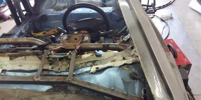 无敌了！穷小伙打烂标致406，改装成法拉利，*博兰**基尼