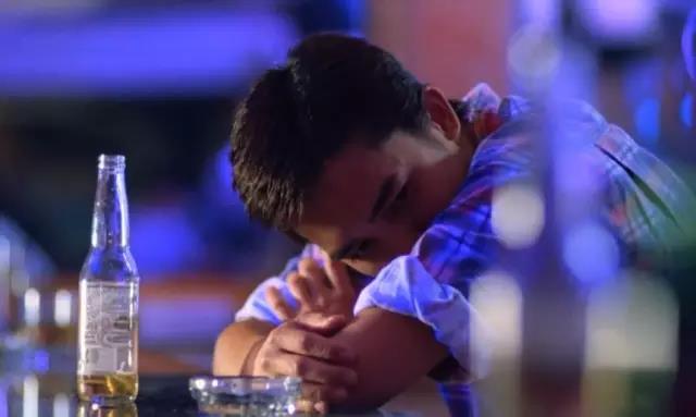 酒色迷乱的香港夜店第一人，却过着老干部的生活丨肖像