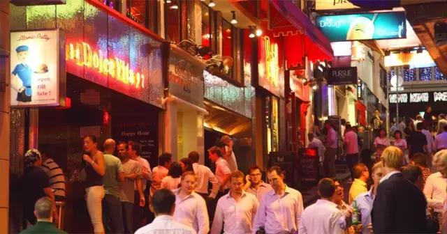 酒色迷乱的香港夜店第一人，却过着老干部的生活丨肖像