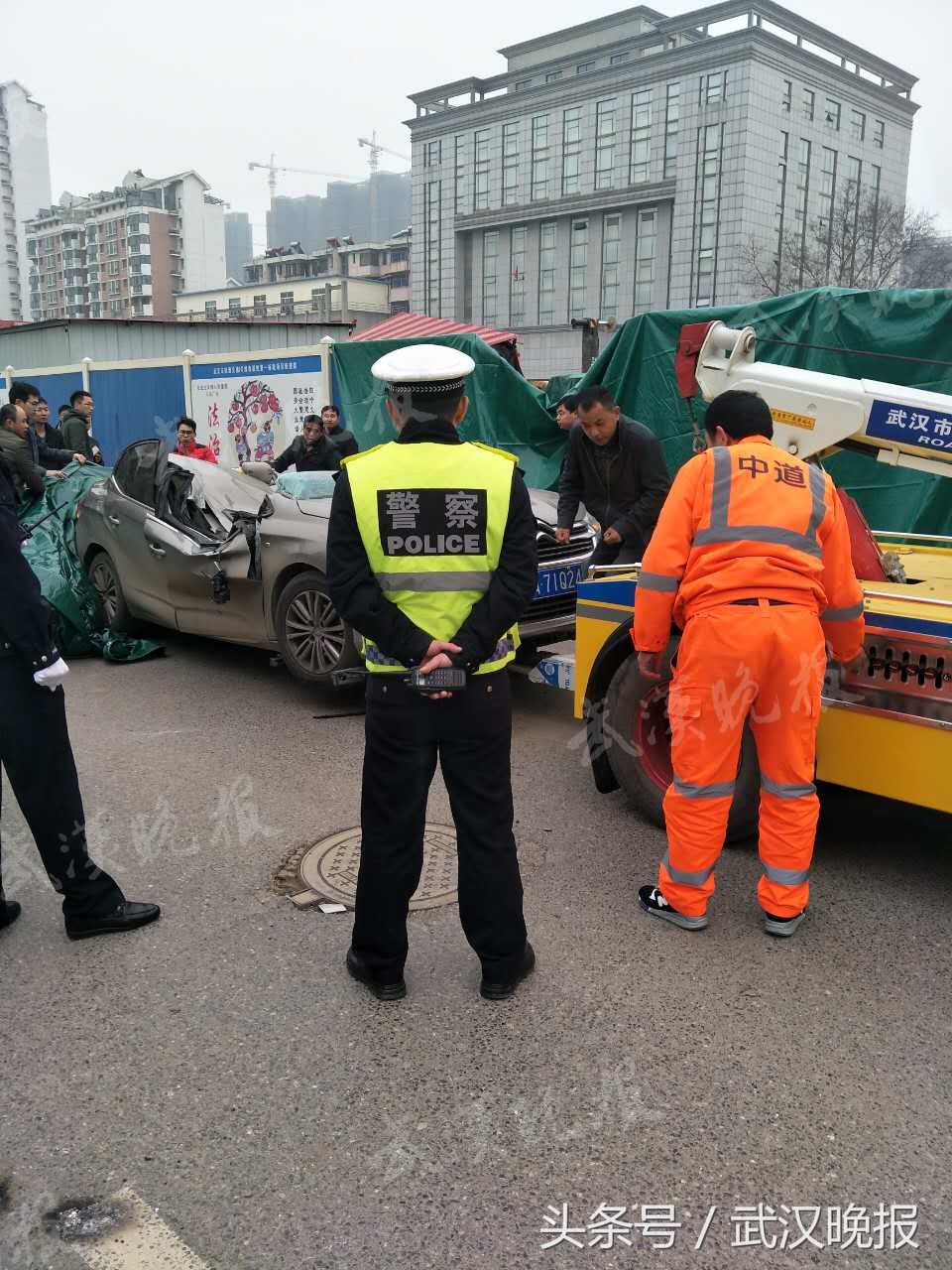 武汉汉阳塔吊钢管掉落事故视频,武昌吊车倒塌事件