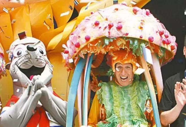 酒色迷乱的香港夜店第一人，却过着老干部的生活丨肖像