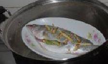 肉质鲜嫩超简单零失败的清蒸鲈鱼,清蒸鲈鱼鱼肉鲜嫩清香无腥味
