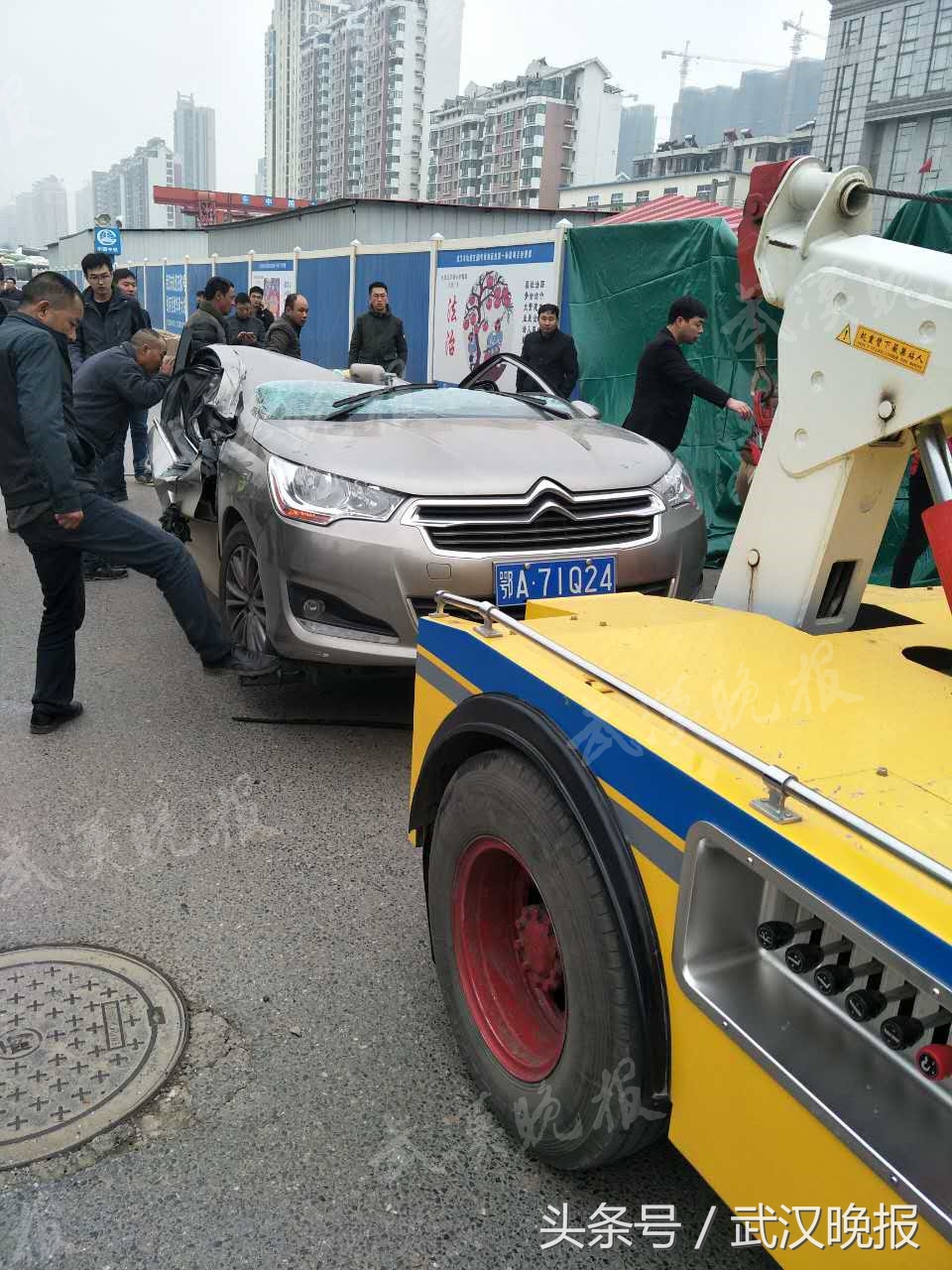 武汉汉阳塔吊钢管掉落事故视频,武昌吊车倒塌事件