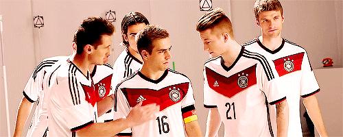 每个人都有实况梦，让你打中锋，你对这10个现役队友还满意吗？