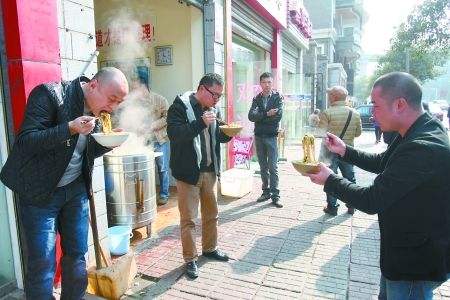 重庆生意火爆的苍蝇面馆子,解放碑附近的重庆小面馆