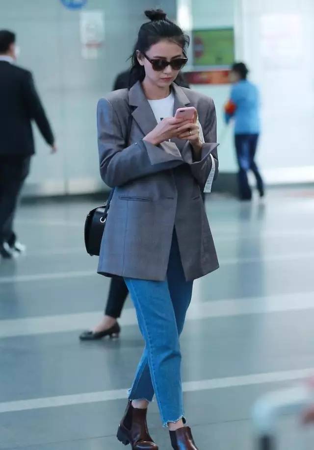 牛仔裤卷裤脚好看还是不卷好看,不剪裤脚的牛仔裤春夏新款