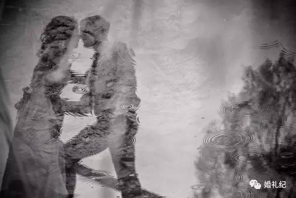 春天适合拍婚纱照的地方,雨天拍婚纱照也是别有一番风味