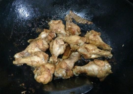 晚餐攻略：今天晚上给孩子开开荤，土豆烧鸡翅根，一盘下肚满足