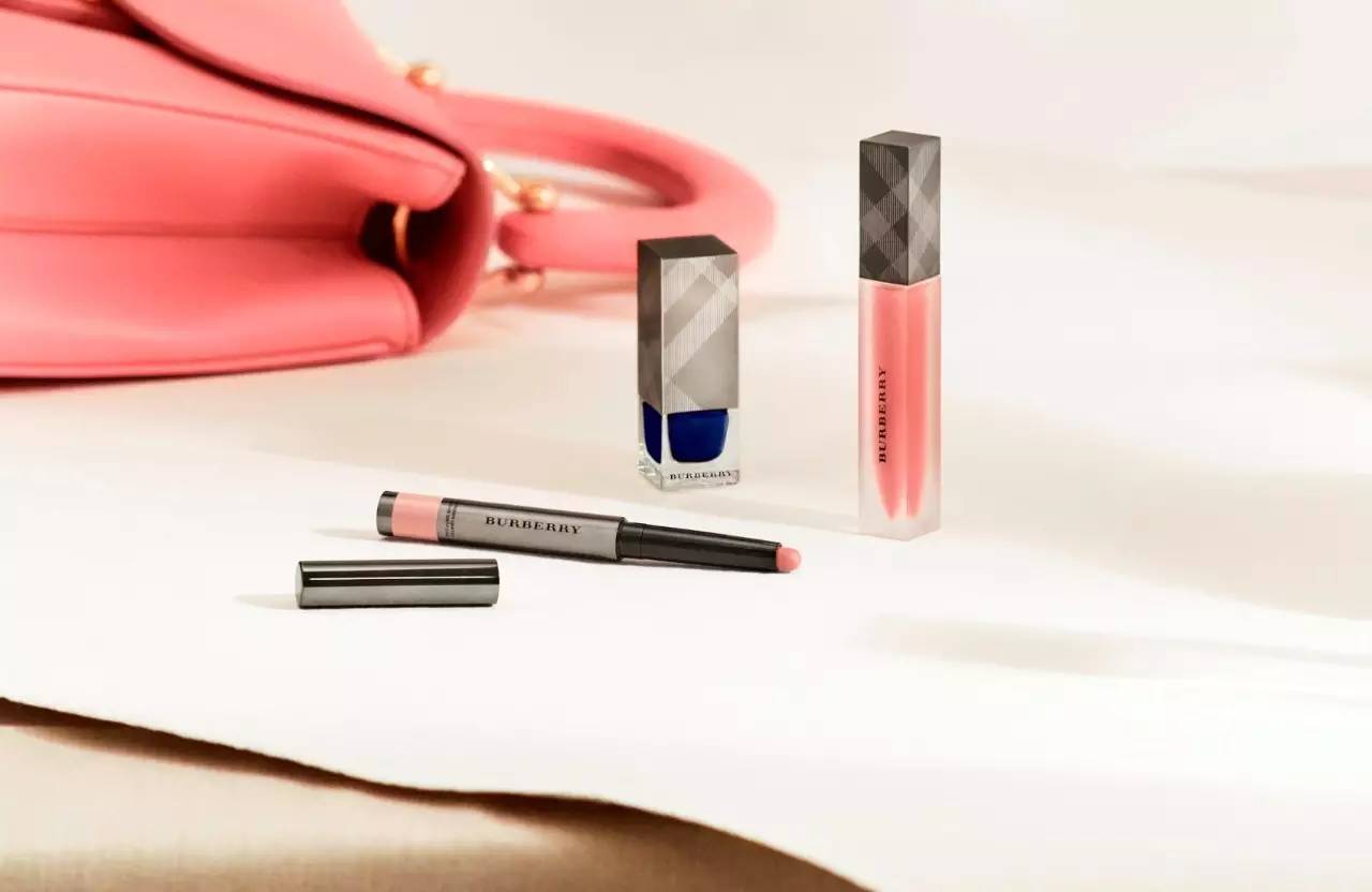 热搜中周冬雨用的什么色号口红,周冬雨同款兰蔻口红色号特别艳的