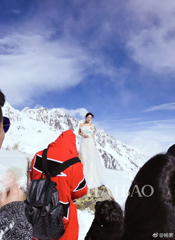 杨紫穿婚纱仙气飘飘照片,杨紫冰雪女王照片