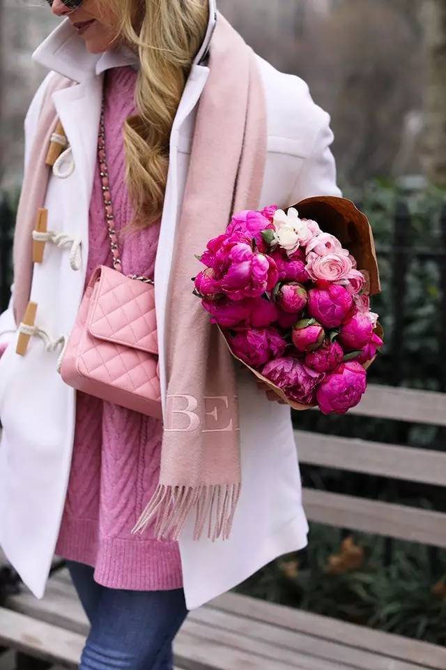 这个从不摘墨镜的酷女孩，竟然把粉红色穿得这么好看！