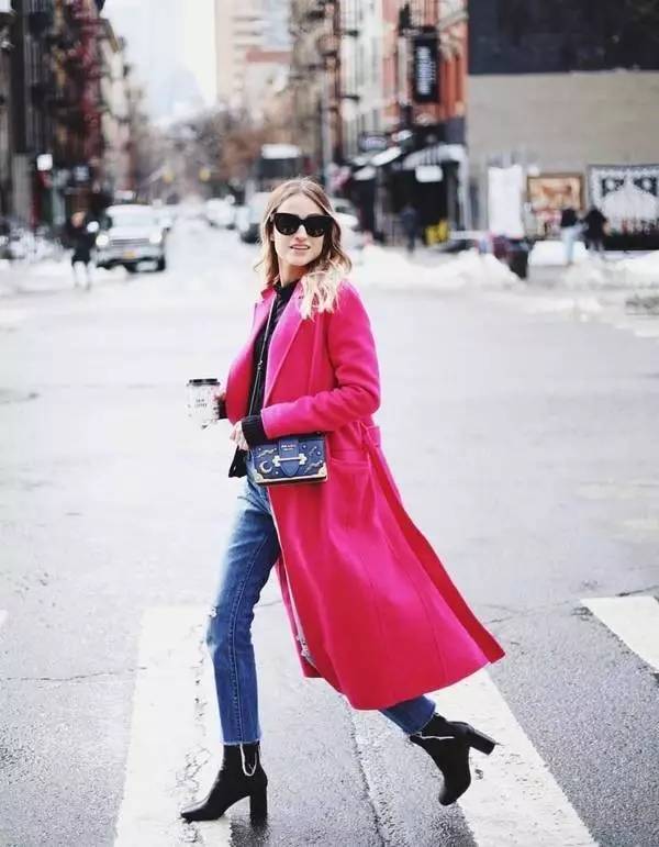 牛仔裤卷裤脚好看还是不卷好看,不剪裤脚的牛仔裤春夏新款