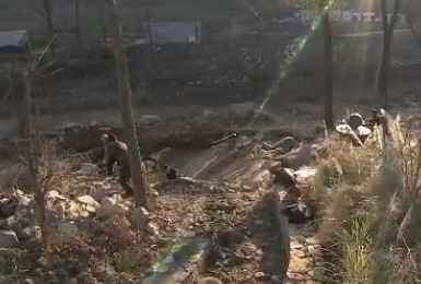 用石头建房的老人,老人用水泥砖建房