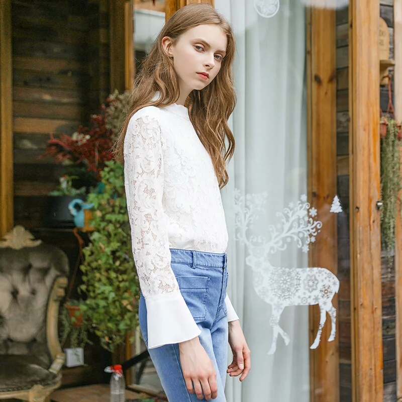 蕾丝小衫顺其自然的成为了今年春季非常流行的一款上装