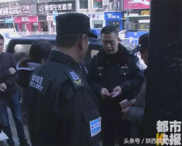 路上惊现满地百元大钞,大街上满地都是百元大钞