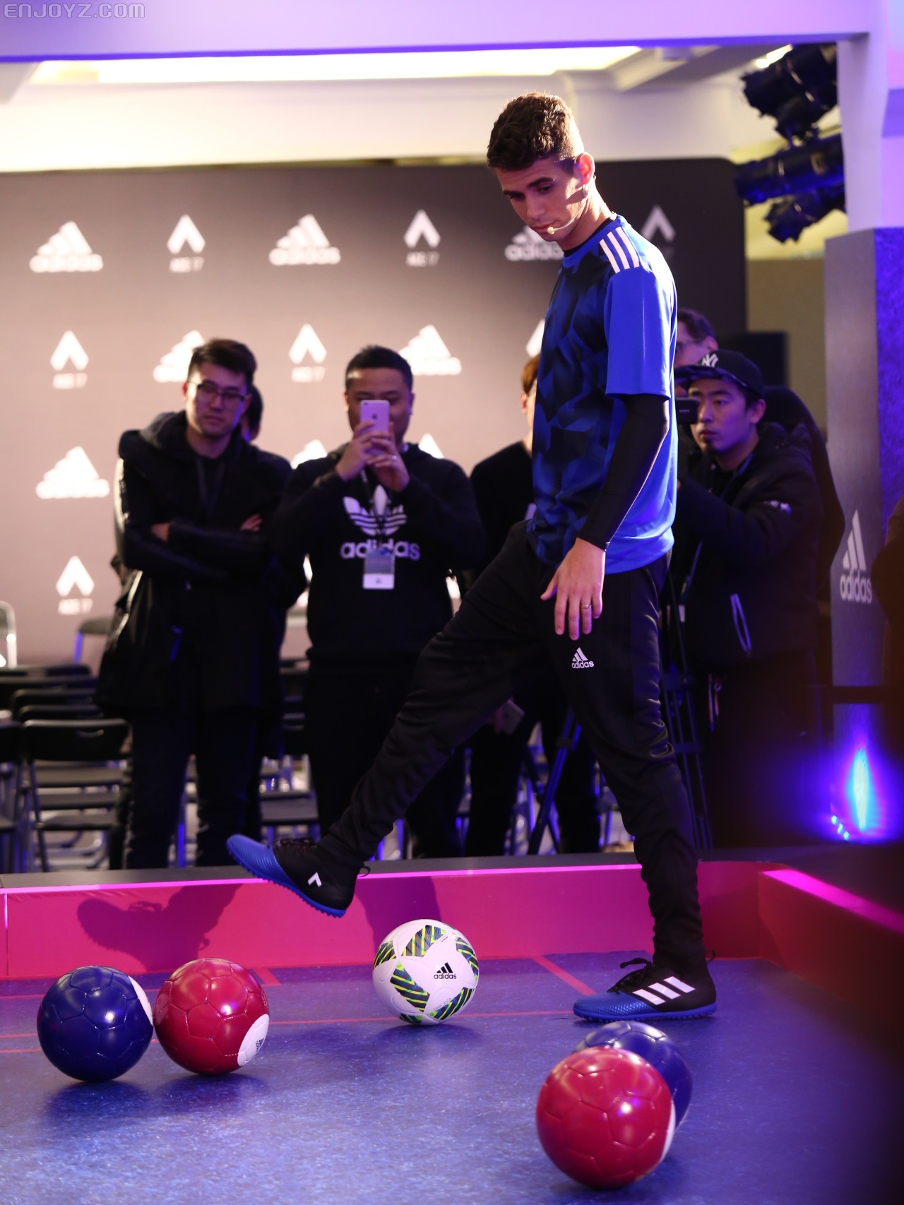 奥斯卡、埃尔克森助力阿迪达斯足球蓝色妖技系列分享活动