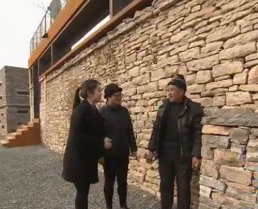 用石头建房的老人,老人用水泥砖建房