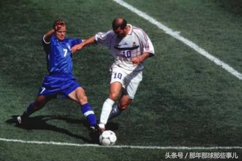 两届世界杯踢丢点球巴乔扼腕痛惜,98年世界杯法国vs意大利点球大战