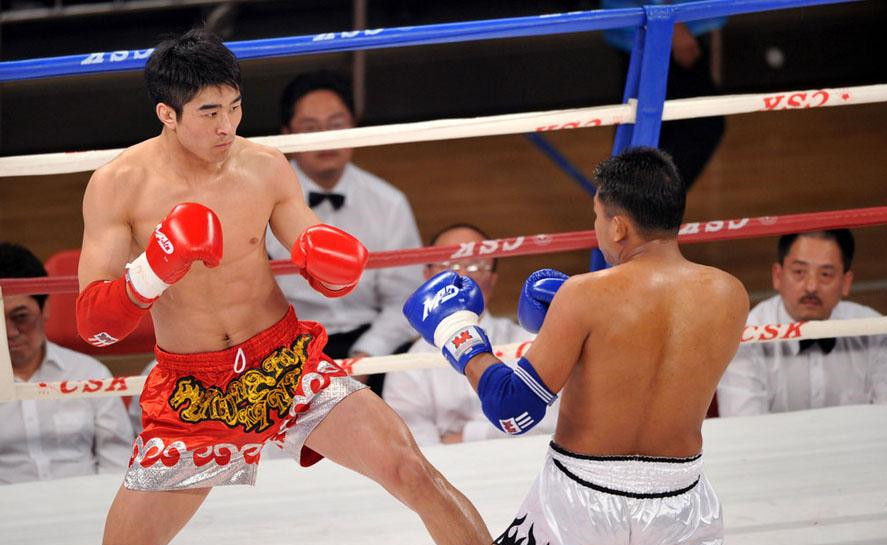 中国散打第一人迎战世界冠军被ko,22岁散打冠军被51岁大爷打死