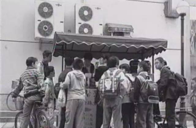 就算买一点点的长队排到街角，仍爱儿时那杯2块钱泡沫奶茶