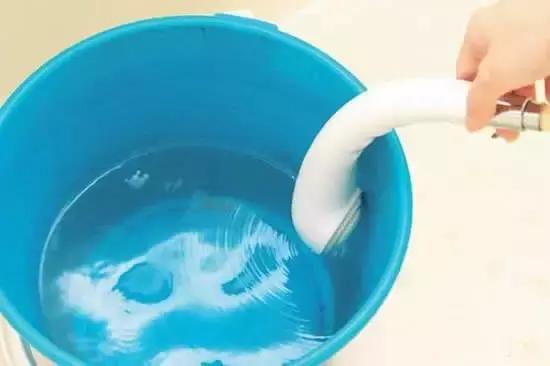 浴室玻璃水垢如何清除小苏打,洗澡间清洁小妙招