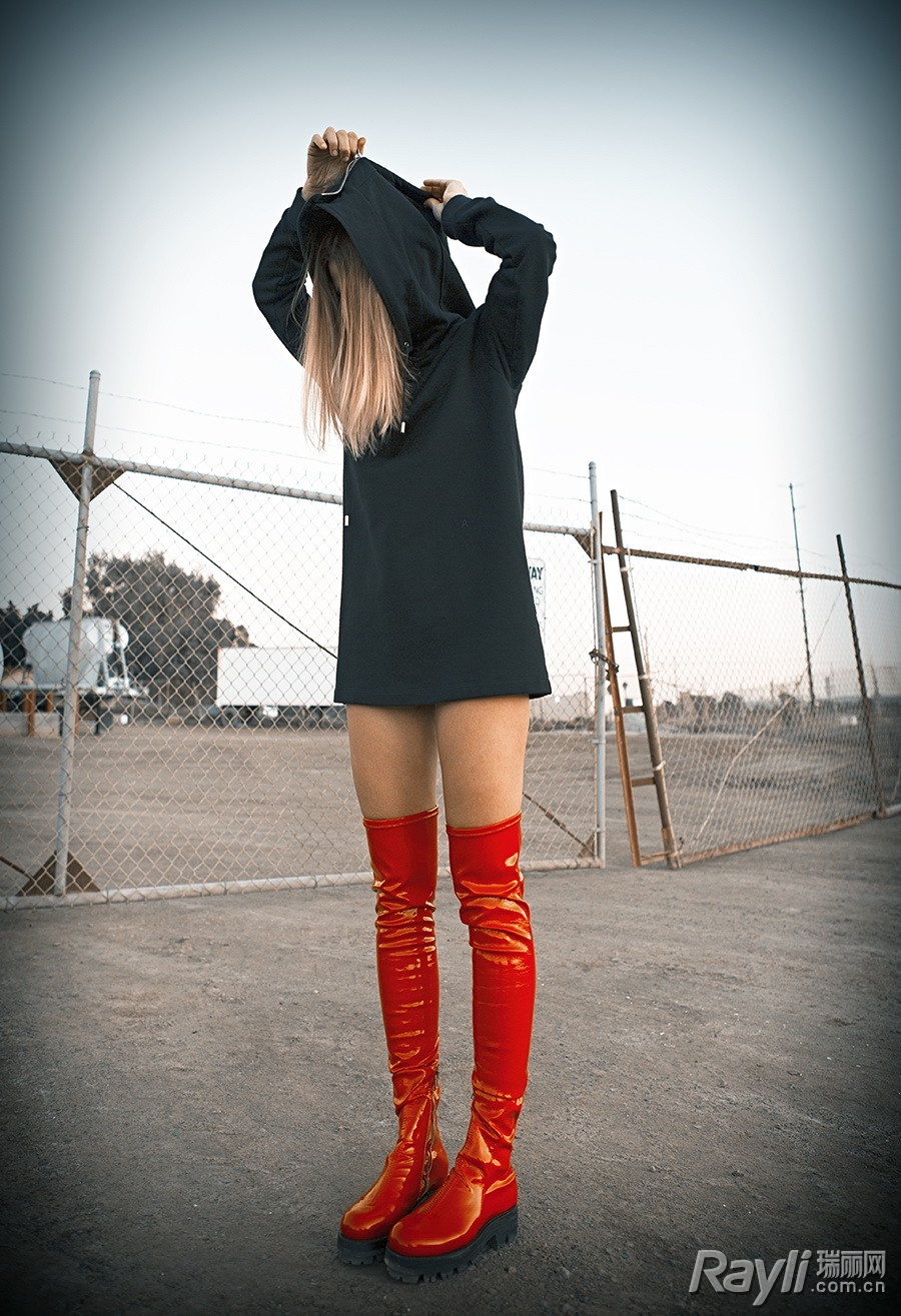何洁穿过膝长靴视频,何洁靴子