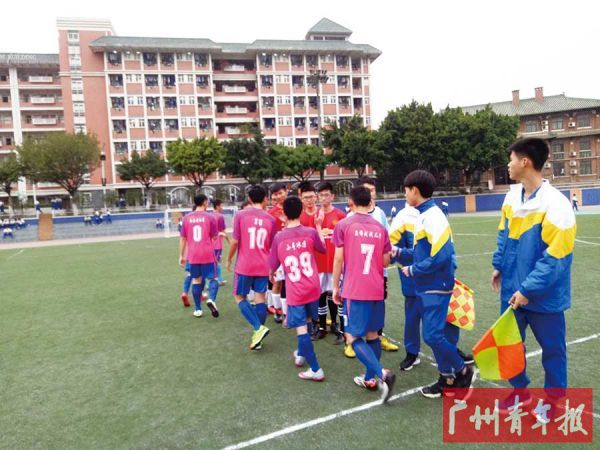 足球传递着人类最真挚的感情,足球两代人