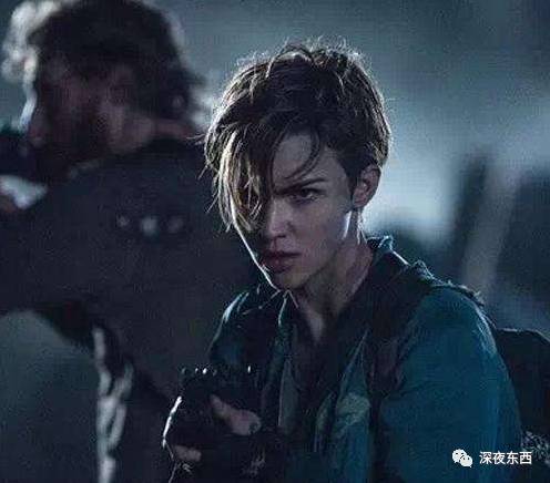 深夜东西｜在男女神之间切换自如的酷女孩，把多少姑娘都掰弯了……