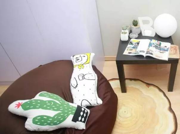 外国小鲜肉只花400元竟然租到了北京二环的房子,然而刚拿到房子的瞬间却差点哭了出来