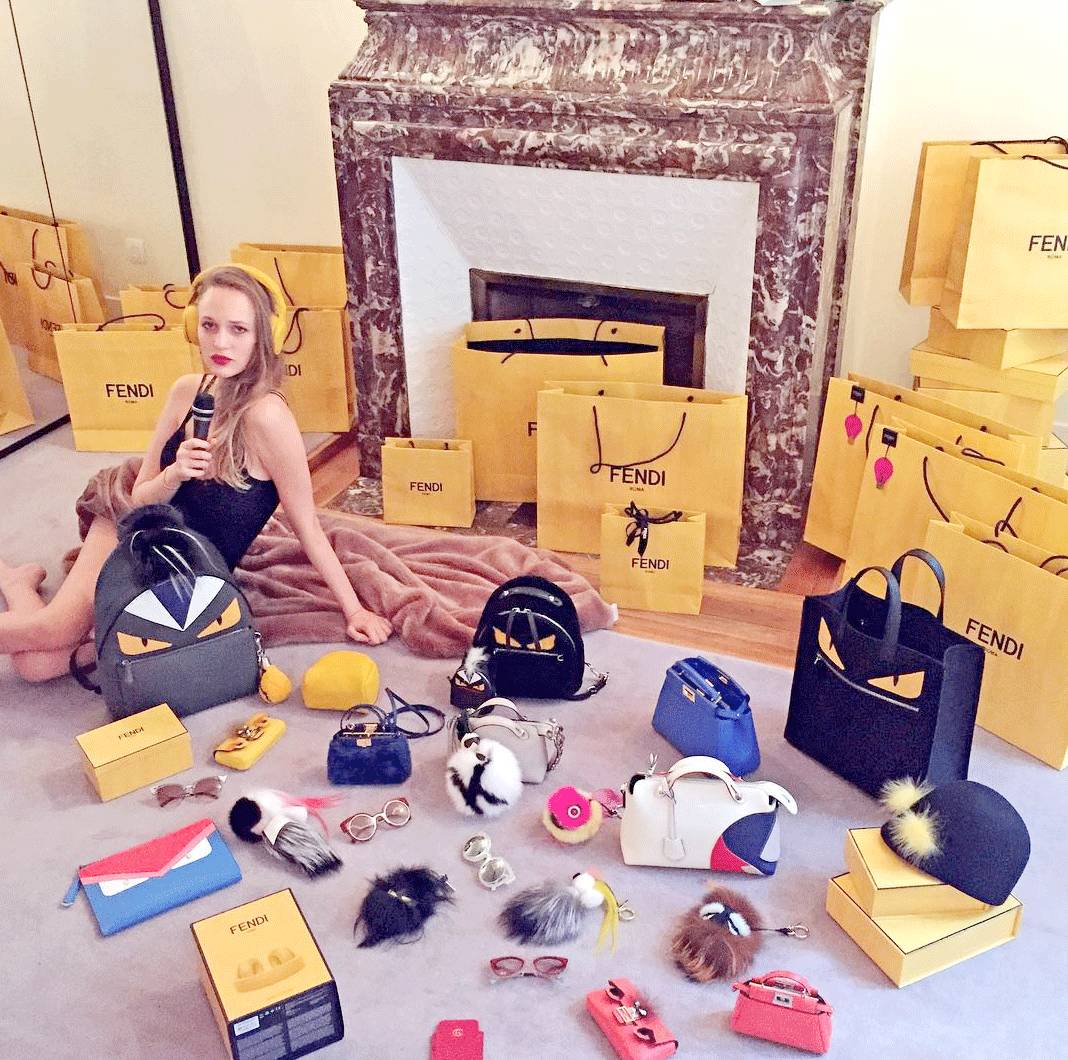 喂，警察叔叔｜这个晒包狂魔的FENDI比FENDI工厂还多