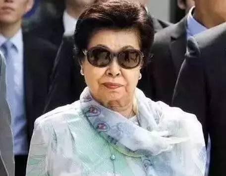 父子同睡一个女明星，儿子把老子赶下台，乐天家族上演超屌炸天宫斗剧，厉害厉害！