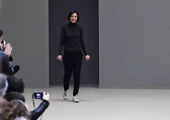 杨幂、吴亦凡都穿小白鞋出街，背后是阿迪古驰纪梵希的商业计谋