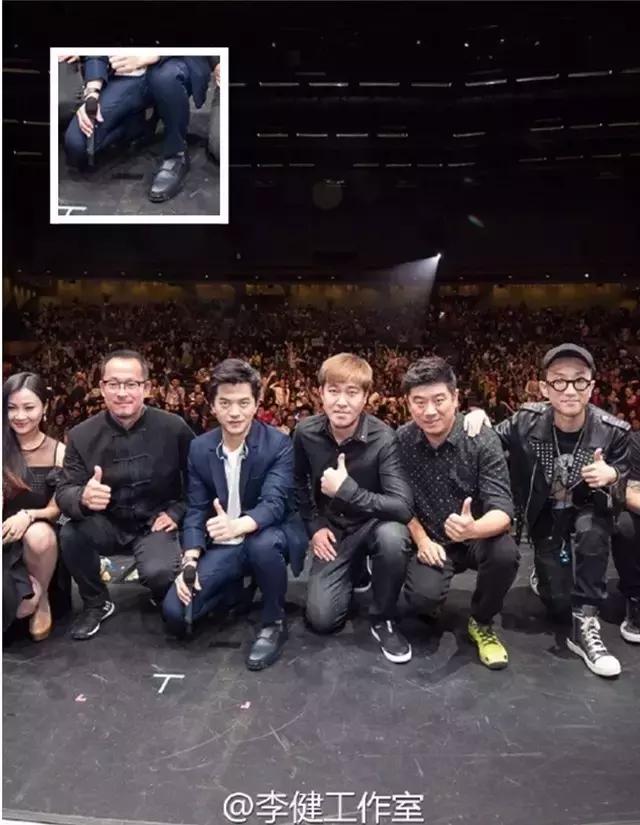 李健唱歌的变化,李健露脚踝