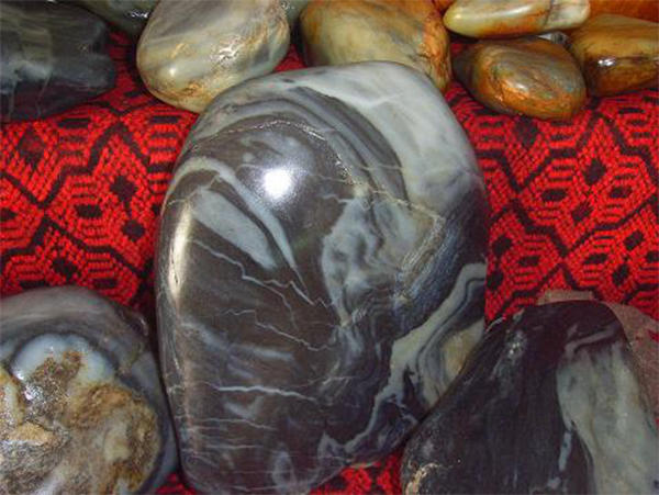 和田墨玉桃花石值钱吗,桃花石和田玉