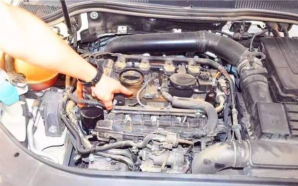 自动挡的车等红灯挂p挡还是n挡,自动挡车等红灯时应该挂什么挡