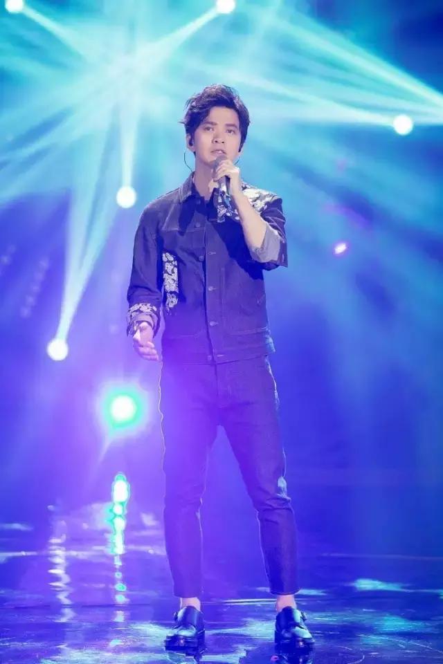 李健唱歌的变化,李健露脚踝