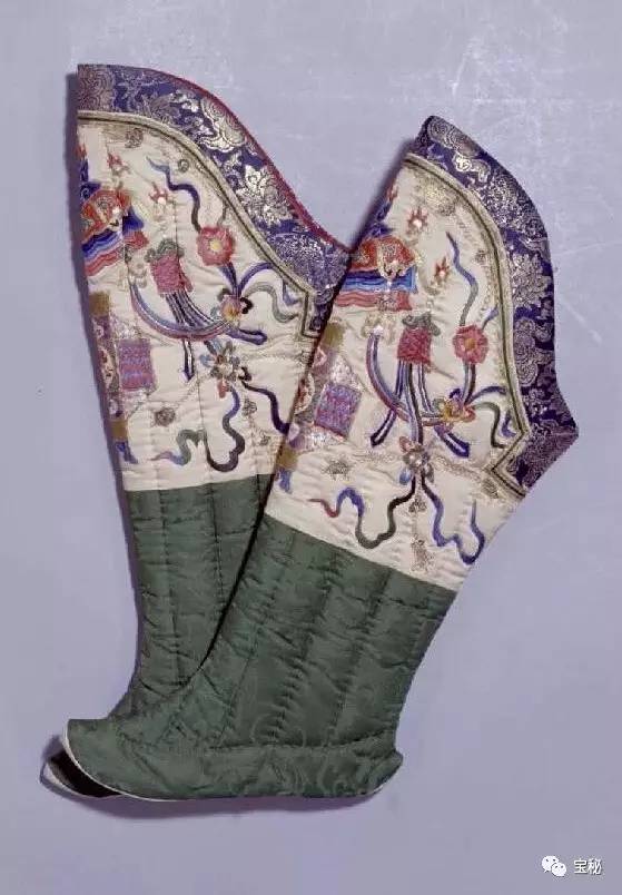 慈禧让太监苦不堪言,太监给慈禧穿袜子